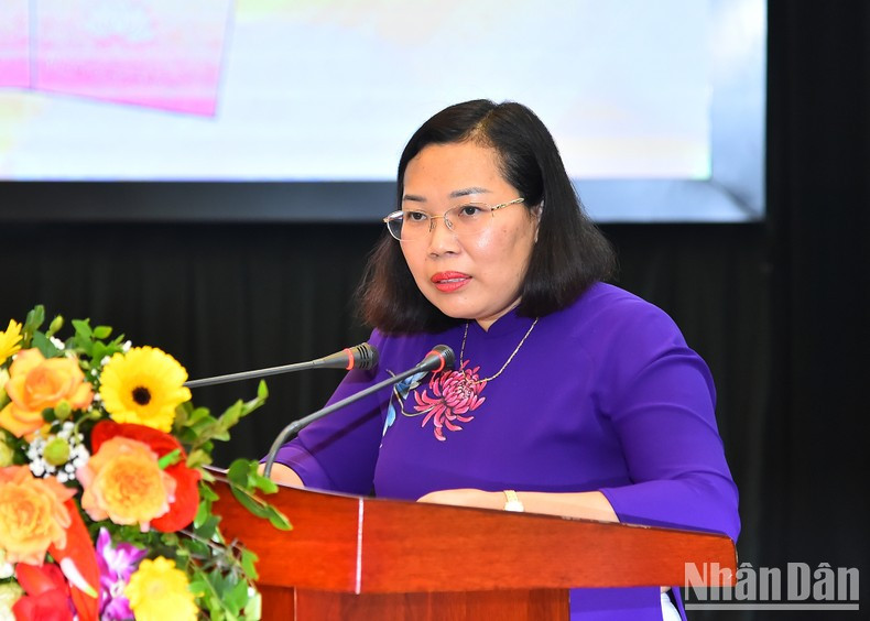 Deputy Director and Deputy Editor-in-Chief of the Su That (Truth) National Political Publishing House Pham Thi Thinh speaks at the launching ceremony. Deputy Director and Deputy Editor-in-Chief of the Su That (Truth) National Political Publishing House Pham Thi Thinh speaks at the launching ceremony.