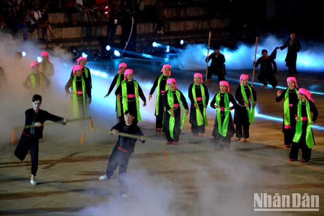 A dance with scarves by the Tay ethnic minority people. (Photo: QUOC HONG)