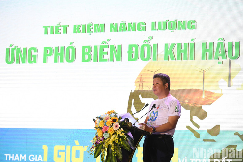 Vice Chairman of Hanoi People’s Committee Nguyen Manh Quyen, called on all people, agencies and businesses, to respond to the Earth Hour campaign, through specific actions, such as: turning off unnecessary electrical equipment, mobilising people to change their behaviour, and creating habits to actively protect the environment, in the residential community, towards the goal of net zero emissions by 2050.