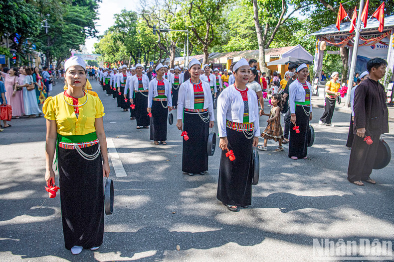 A parade featuring the Muong ethnic culture. A parade featuring the Muong ethnic culture.