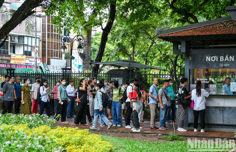 As noted by a reporter of Nhan Dan Newspaper, the Temple of Literature sees a large number of students lined up to buy tickets. As noted by a reporter of Nhan Dan Newspaper, the Temple of Literature sees a large number of students lined up to buy tickets.