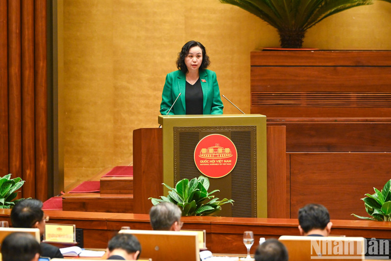 Vice Chairwoman of the NA’s Council of Ethnic Affairs Cao Thi Xuan presents the preparation for amending and supplementing the 2015 Law on Supervisory Activities of the National Assembly and People’s Councils and proposed solutions to build the Law to submit to the NA as planned.