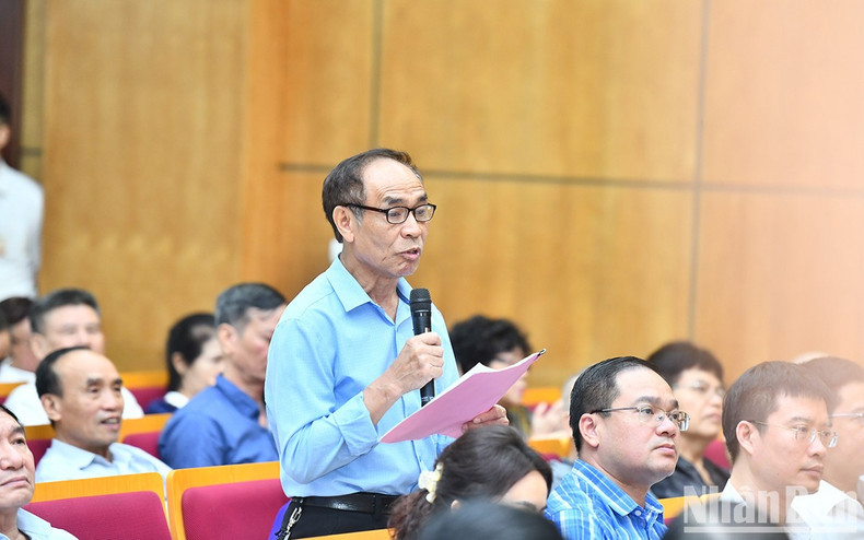 A voter from Hai Ba Trung District speaks at the meeting.