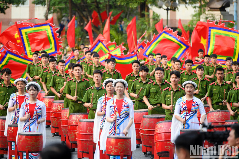 Delegates admire the drum performance by officers and students of the People’s Police Academy. Delegates admire the drum performance by officers and students of the People’s Police Academy.