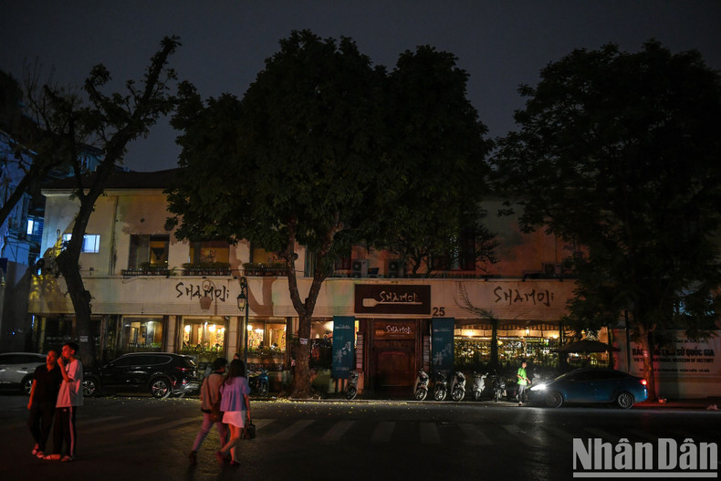 A restaurant in Hoan Kiem district “reduces the light to turn on the green future”.