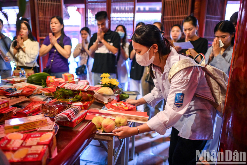 High-school students visit Temple of Literature to pray for good luck ahead of graduation exam ảnh 6 High-school students visit Temple of Literature to pray for good luck ahead of graduation exam ảnh 6