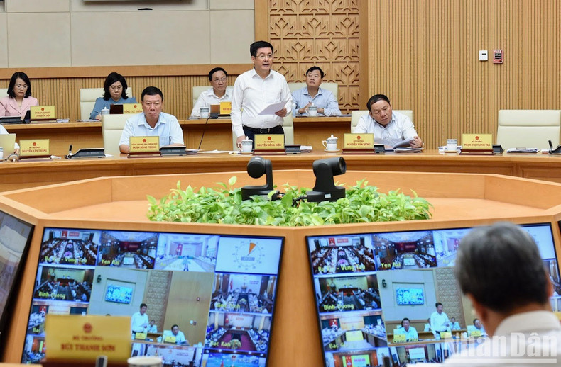 Minister of Industry and Trade Nguyen Hong Dien delivers a speech at the meeting. Minister of Industry and Trade Nguyen Hong Dien delivers a speech at the meeting.