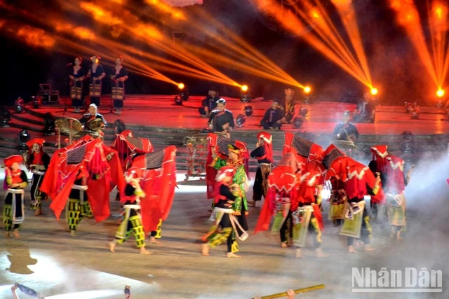 The wedding procession ceremony of the Red Dao ethnic group is recreated. (Photo: QUOC HONG)