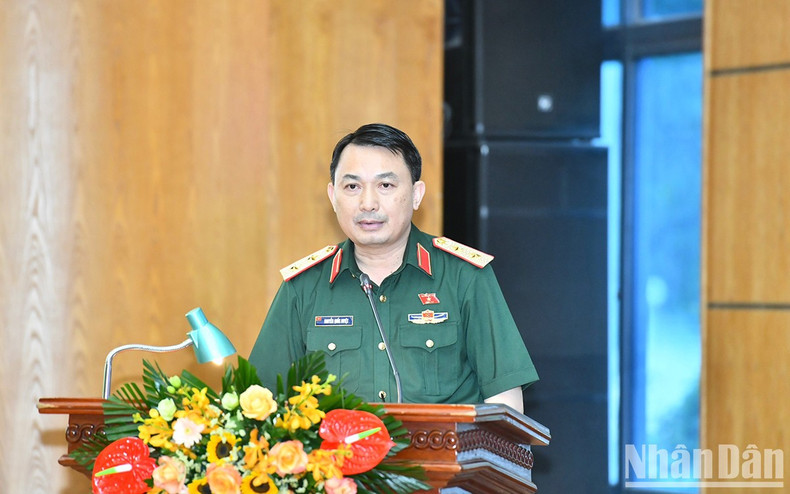 National Assembly Deputy Nguyen Quoc Duyet, Commander of the Hanoi Capital High Command, reports on the proposed contents of the 5th session of the 15th National Assembly.