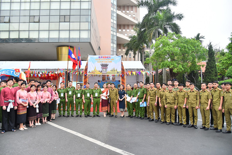 Colonel Nguyen Dang Sau, Deputy Director of the People's Police Academy and other academy's leaders and lecturers pose for a photo with students from Laos and Cambodia at the youth camp.