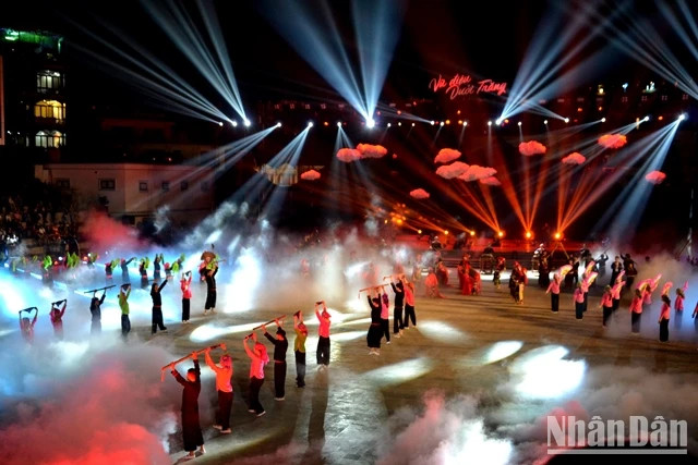 More than 300 artists, actors and local ethnic people in Sa Pa participate in the “Dance under the moon” art programme. (Photo: QUOC HONG)