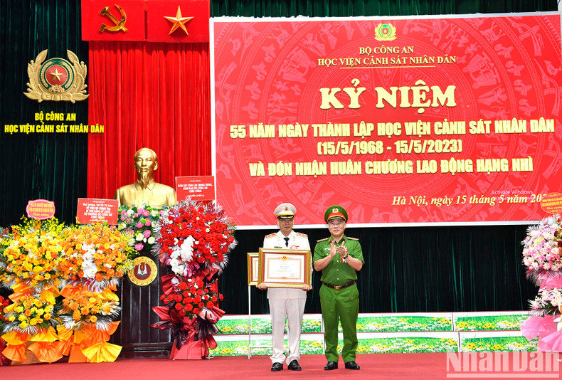 The Deputy Minister of Public Security also presents the Certificate of Merit from the Prime Minister to Director of the People's Police Academy Tran Minh Huong for his outstanding achievements in recent years. The Deputy Minister of Public Security also presents the Certificate of Merit from the Prime Minister to Director of the People's Police Academy Tran Minh Huong for his outstanding achievements in recent years.