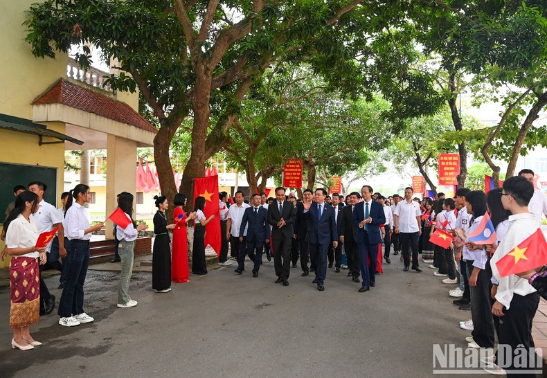 NA Chairman Vuong Dinh Hue and other delegates are present at the opening ceremony for the new school year, at Huu Nghi T78 School.