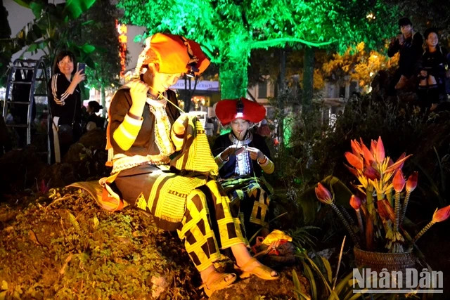 A real-life display of brocade embroidering by Dao ethnic women. (Photo: QUOC HONG)