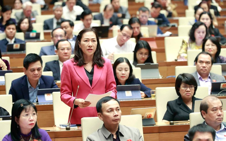 NA deputy Nguyen Thi Yen Nhi from Ben Tre Province speaks at the session. (Photo: VNA)