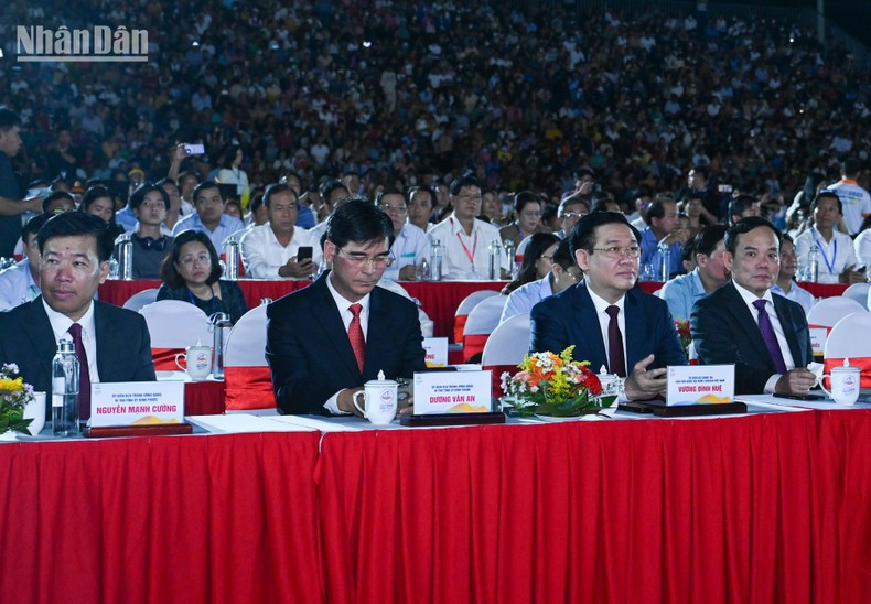 NA Chairman Vuong Dinh Hue and Deputy Prime Minister Tran Luu Quang, together with leaders of Binh Thuan province and other delegates, attended the opening ceremony. NA Chairman Vuong Dinh Hue and Deputy Prime Minister Tran Luu Quang, together with leaders of Binh Thuan province and other delegates, attended the opening ceremony.