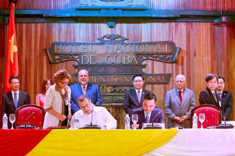 NA Chairman Vuong Dinh Hue and Cuban PM Manuel Marrero Cruz witness the signing of cooperation agreements between businesses of the two countries. (Photo: DOAN TAN)