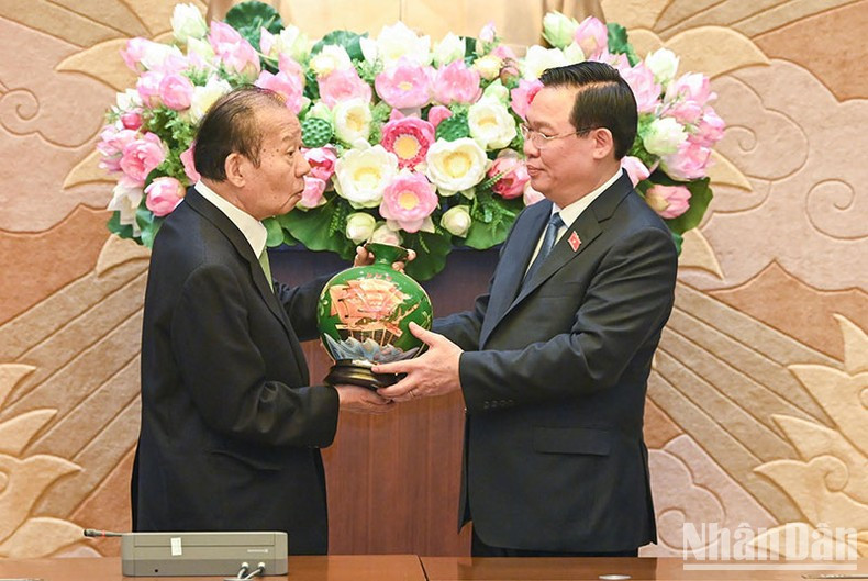 NA Chairman Vuong Dinh Hue presents a souvenir to Chairman of the Japan - Vietnam Parliamentary Friendship Alliance Toshihiro Nikai. NA Chairman Vuong Dinh Hue presents a souvenir to Chairman of the Japan - Vietnam Parliamentary Friendship Alliance Toshihiro Nikai.