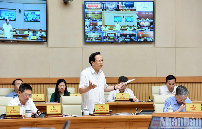 Minister of Labour, Invalids and Social Affairs Dao Ngoc Dung speaks at the meeting. Minister of Labour, Invalids and Social Affairs Dao Ngoc Dung speaks at the meeting.