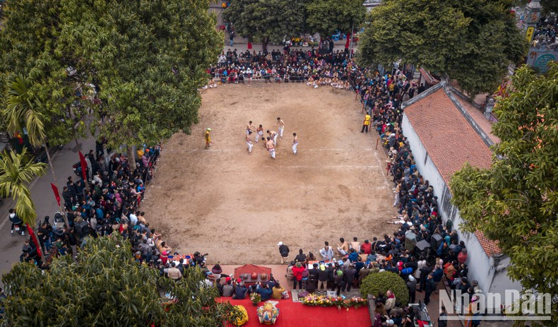 2. Every spring, on the fifth and sixth day of Tet, young men of Thuy Linh Village, Linh Nam Ward, Hoang Mai District, participate in the festival held at the communal temple in the village. 2. Every spring, on the fifth and sixth day of Tet, young men of Thuy Linh Village, Linh Nam Ward, Hoang Mai District, participate in the festival held at the communal temple in the village.