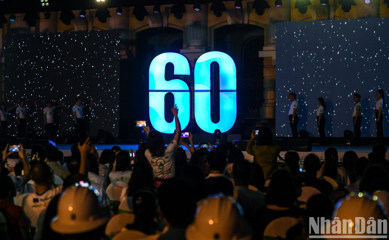 The ceremony to turn off the lights for 60 minutes, officially took place at August Revolution Square, Hoan Kiem District, Hanoi at 20:30.