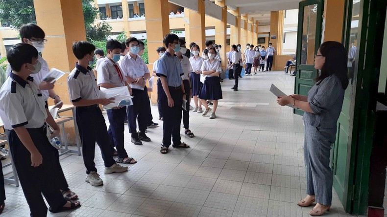 Hundreds of candidates are present very early at Trung Vuong High School in District 1, Ho Chi Minh City, to wait for their turn to conduct exam procedures. Hundreds of candidates are present very early at Trung Vuong High School in District 1, Ho Chi Minh City, to wait for their turn to conduct exam procedures.