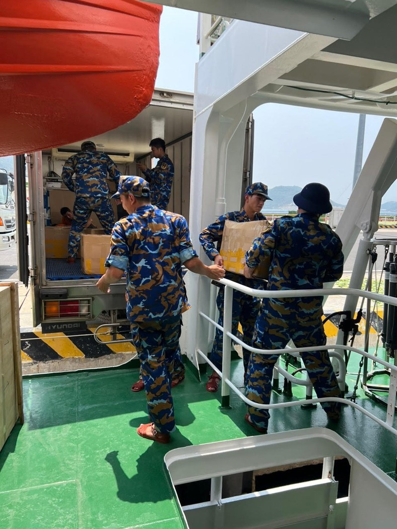 Nearly 20 tonnes of goods and food presented to people and soldiers of the island district.