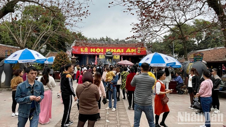 From the first day of the first lunar month, large numbers of tourists have flocked to Tran Temple to pray, which is an indispensable spiritual ritual on the occasion of Tet and spring.