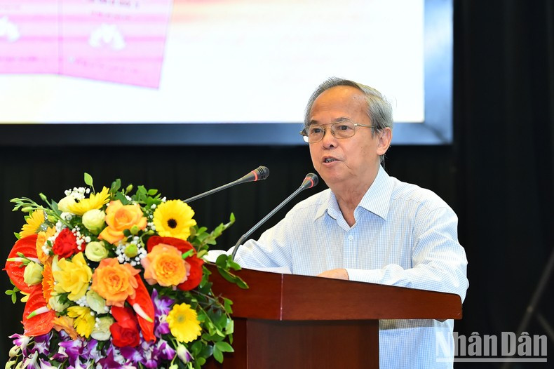 Prof., Dr. Dinh Xuan Dung, former Vice Chairman of the Central Council for the Theory and Criticism of Literature and Arts speaking at the event. Prof., Dr. Dinh Xuan Dung, former Vice Chairman of the Central Council for the Theory and Criticism of Literature and Arts speaking at the event.