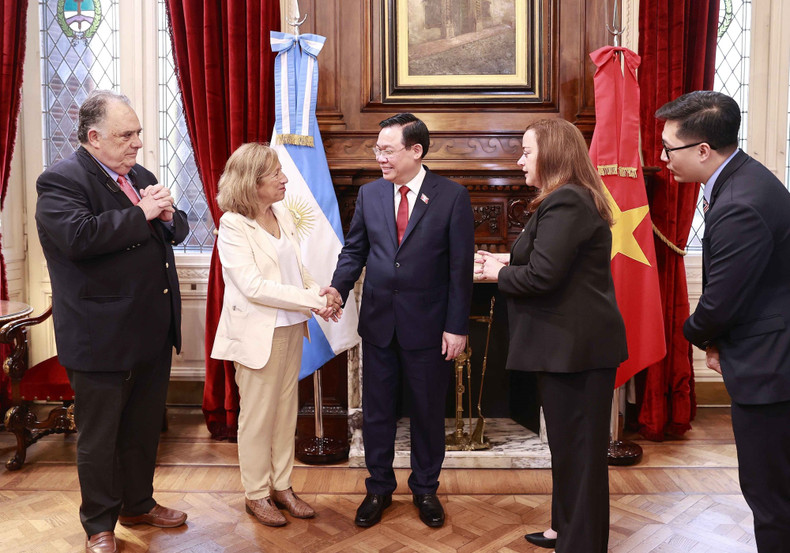 NA Chairman Vuong Dinh Hue meets with Argentine parliamentarians (Photo: VNA)