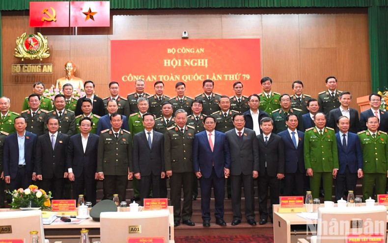 Prime Minister Pham Minh Chinh and delegates pose for photos. Prime Minister Pham Minh Chinh and delegates pose for photos.