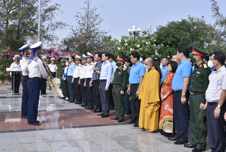 Hanoi delegation commemorates Gac Ma soldiers. (Photo: NGOC THUY)