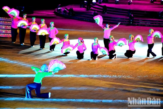 A fan dance of the Giay ethnic minority people. (Photo: QUOC HONG)