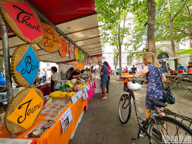 A Vietnamese cultural party with booths promoting the rich and diverse cuisine of Vietnam. (Photo: MINH DUY) A Vietnamese cultural party with booths promoting the rich and diverse cuisine of Vietnam. (Photo: MINH DUY)