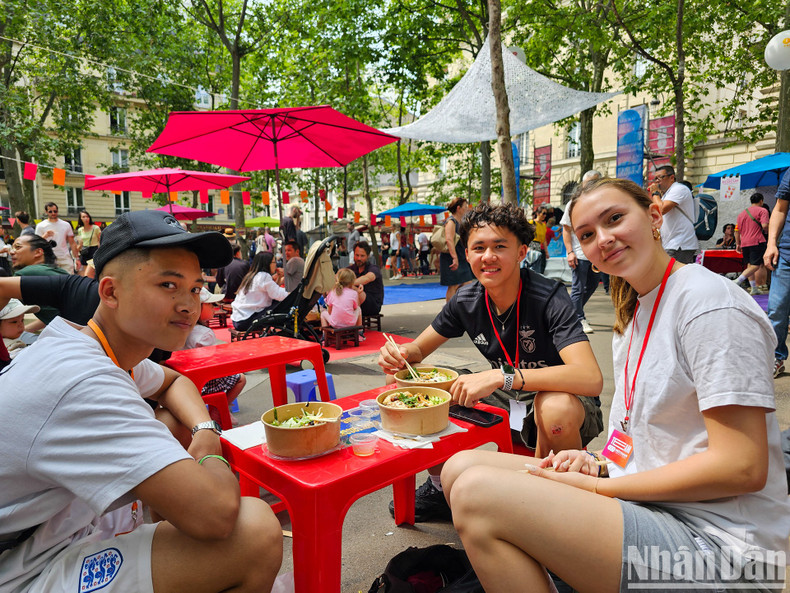 Visitors enjoy traditional Vietnamese dishes. (Photo: MINH DUY) Visitors enjoy traditional Vietnamese dishes. (Photo: MINH DUY)