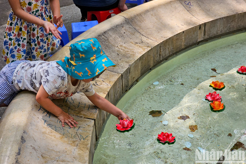 Children play with traditional Vietnamese lanterns. (Photo: MINH DUY) Children play with traditional Vietnamese lanterns. (Photo: MINH DUY)