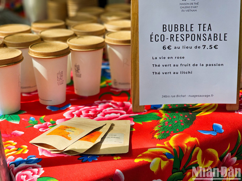 Traditional coffee and green tea are popular drinks for tourists, alongside famous Vietnamese beers. (Photo: MINH DUY) Traditional coffee and green tea are popular drinks for tourists, alongside famous Vietnamese beers. (Photo: MINH DUY)