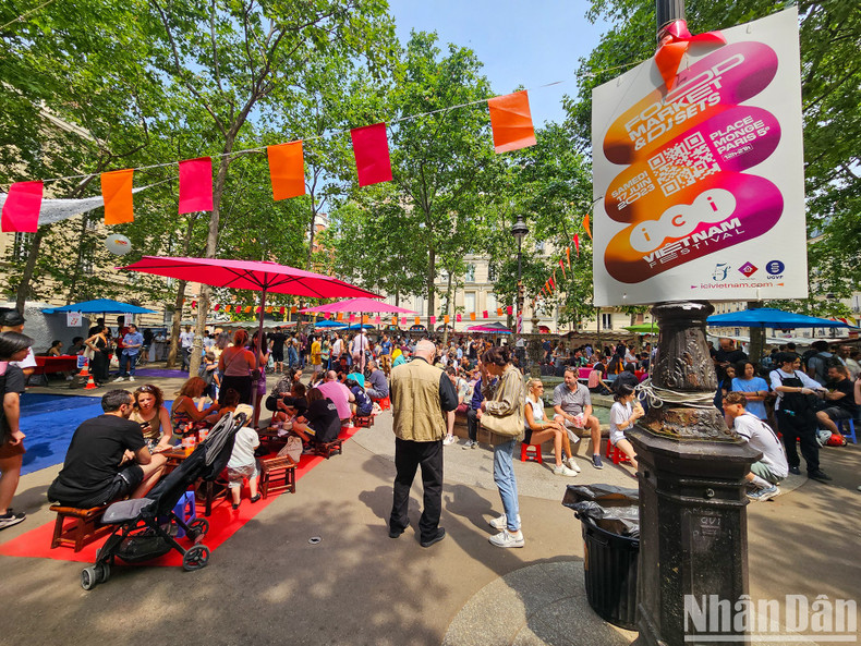 French-Vietnamese DJs perform at the central stage, bringing a vibrant music space for visitors. (Photo: MINH DUY) French-Vietnamese DJs perform at the central stage, bringing a vibrant music space for visitors. (Photo: MINH DUY)