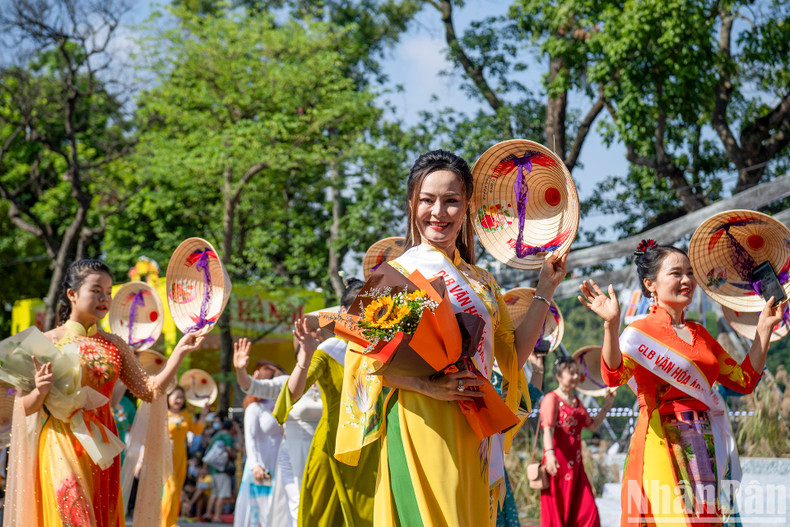 A parade by the Vietnam Ao dai Cultural Club. A parade by the Vietnam Ao dai Cultural Club.