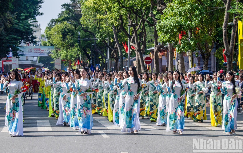 The parade of Ao dai from the Ho Chi Minh Communist Youth Union, Hanoi chapter. The parade of Ao dai from the Ho Chi Minh Communist Youth Union, Hanoi chapter.