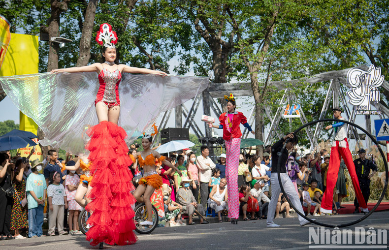 The unique performances attract large numbers of people. The unique performances attract large numbers of people.