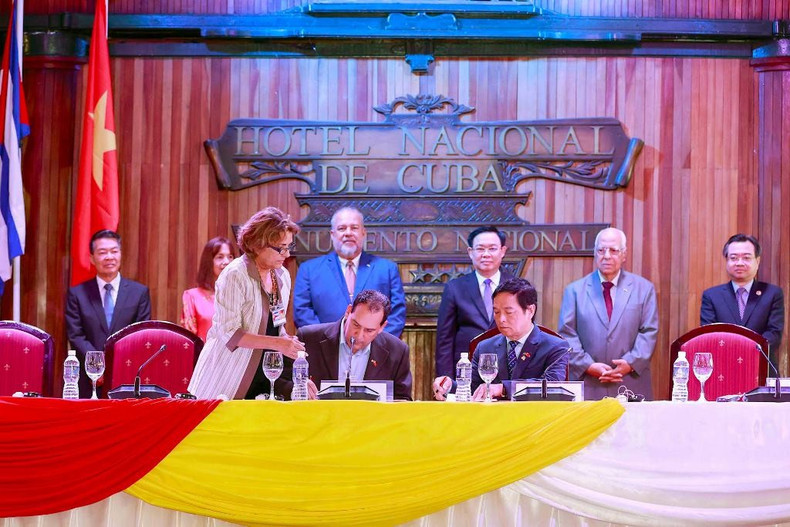 NA Chairman Vuong Dinh Hue and Cuban PM Manuel Marrero Cruz witness the signing of cooperation agreements between businesses of the two countries. (Photo: DOAN TAN)