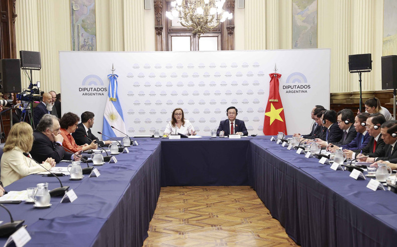 NA Chairman Vuong Dinh Hue holds talks with President of the Chamber of Deputies of Argentina Cecilia Moreau. (Photo: VNA)