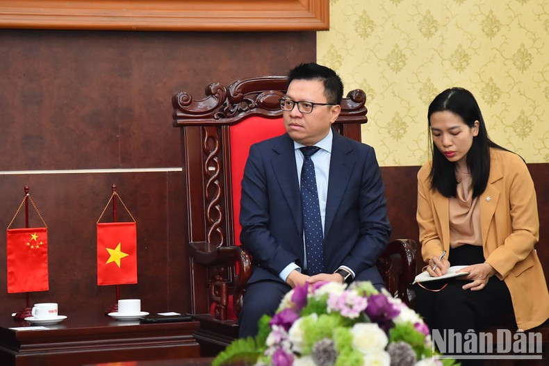 Le Quoc Minh is speaking at the meeting.