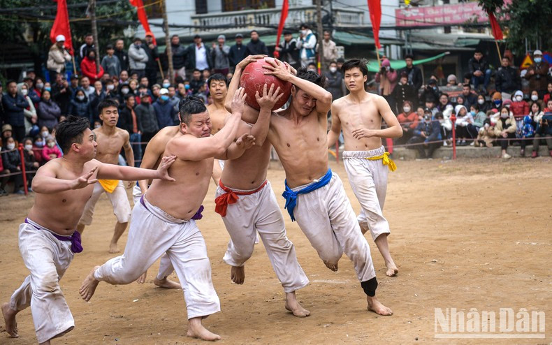 10. The fierce struggle to put the ball weighing up to 25kg into the holes in each team’s corner creates a special attraction of the ball wrestling festival. 10. The fierce struggle to put the ball weighing up to 25kg into the holes in each team’s corner creates a special attraction of the ball wrestling festival.