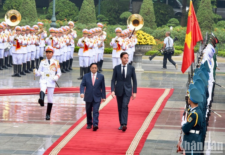[In Pictures] PM Pham Minh Chinh chairs welcome ceremony for Dutch PM Mark Rutte ảnh 5