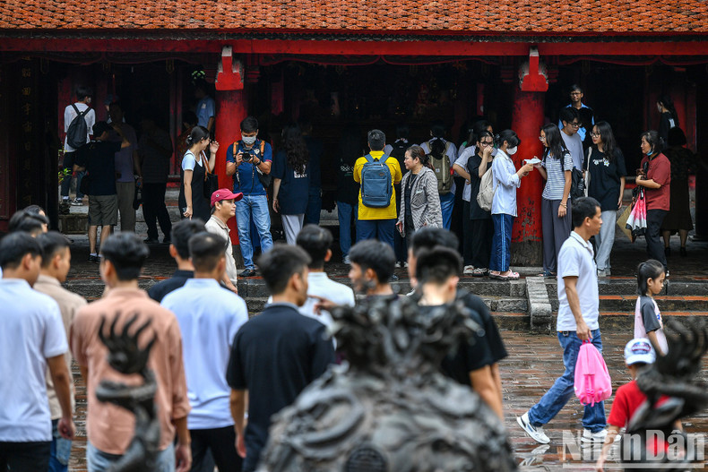 High-school students visit Temple of Literature to pray for good luck ahead of graduation exam ảnh 4 High-school students visit Temple of Literature to pray for good luck ahead of graduation exam ảnh 4