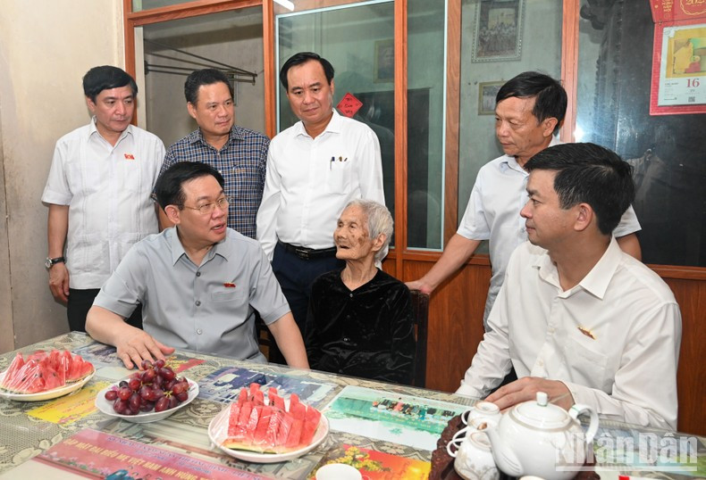 The NA leader visits Heroic Vietnamese Mother Nguyen Thi Phuoc in Quang Tri town The NA leader visits Heroic Vietnamese Mother Nguyen Thi Phuoc in Quang Tri town