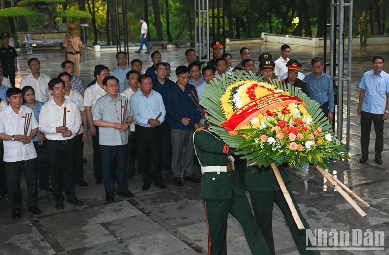 The delegation offers flowers and incense at Truong Son National Martyrs Cemetery The delegation offers flowers and incense at Truong Son National Martyrs Cemetery