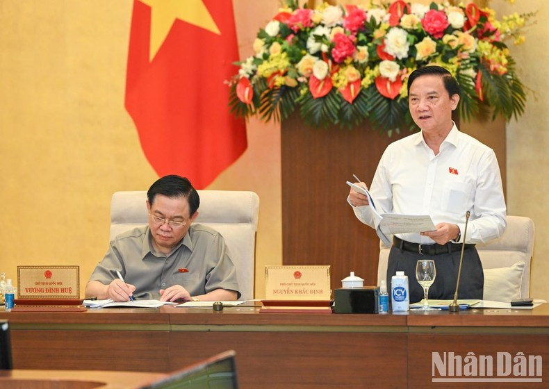 NA Vice Chairman Nguyen Khac Dinh expresses his opinions at the session. NA Vice Chairman Nguyen Khac Dinh expresses his opinions at the session.